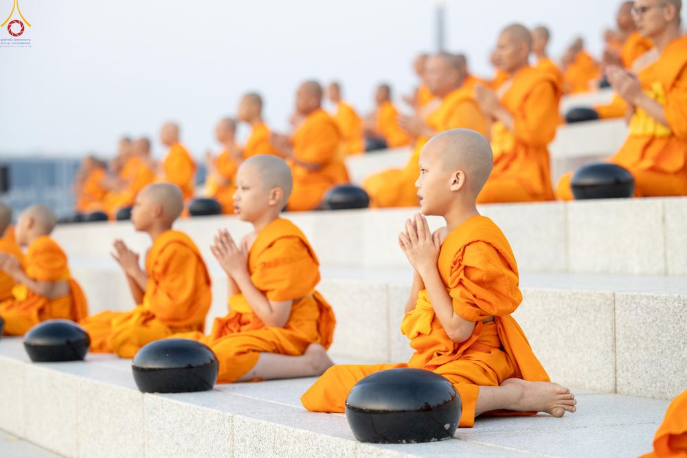 ภาพ No.279716:วันที่ 1 มกราคม พ.ศ.2569 พิธีตักบาตรในวันขึ้นปีใหม่ ณ ลานธรรม วัดพระธรรมกาย