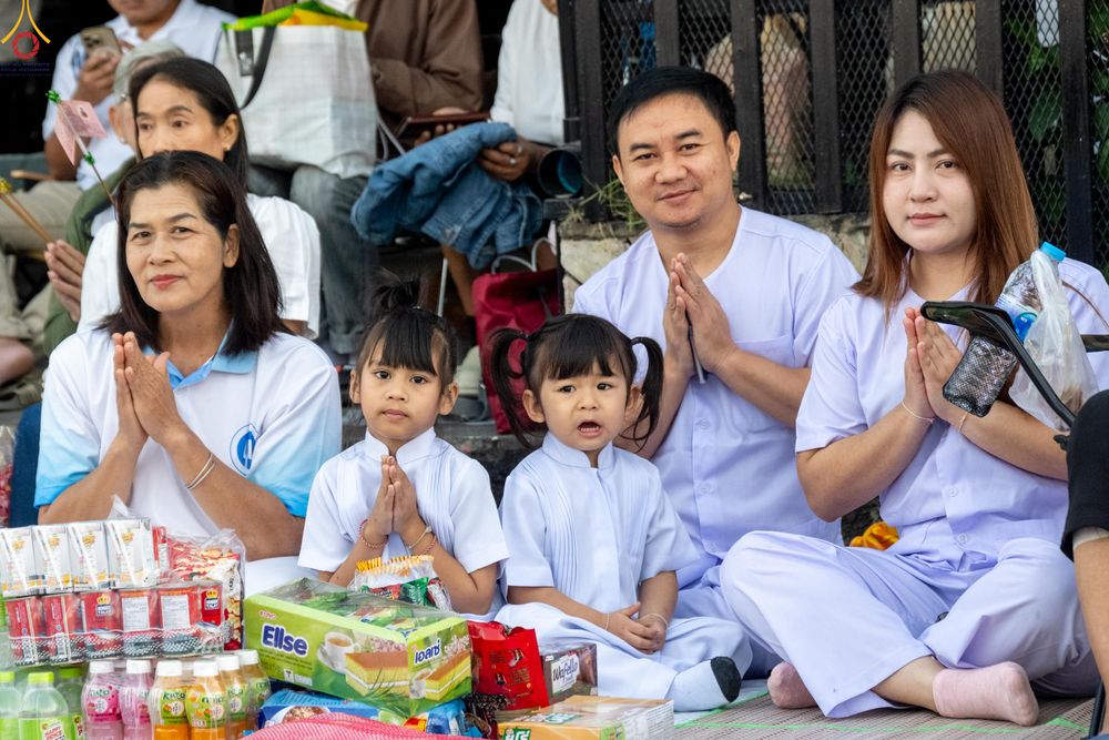 ภาพ No.282589:วันเสาร์ที่ 20 ธันวาคม พ.ศ.2568 พิธีตักบาตรพระ 10,000 รูป (ชุด 2) เนื่องในโอกาส 194 ปี จังหวัดกาญจนบุรี และอุทิศส่วนกุศลให้แด่บรรพชนทั้งหลาย บริเวณถนนสองแคว (Skywalk) เมืองกาญจนบุรี