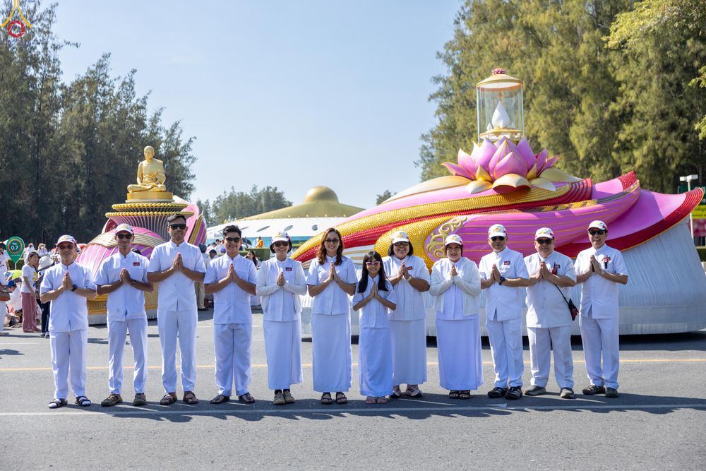 ภาพ No.295964:ภาพเบื้องหลังอาสาสมัครรวมใจ ชุดที่ 1 ในโครงการธรรมยาตรา กตัญญูบูชา มหาปูชนียาจารย์ พระมงคลเทพมุนี(สด จนฺทสโร) พระผู้ปราบมาร อนุสรณ์สถาน 7 แห่ง ปีที่ 14