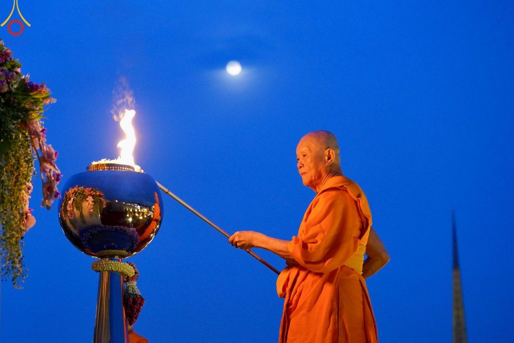 ภาพ No.137426:พิธีจุดวิสาขประทีป พิธีเวียนประทักษิณ ในวันวิสาขบูชา พุธที่ 22 พฤษภาคม พ.ศ. 2567 