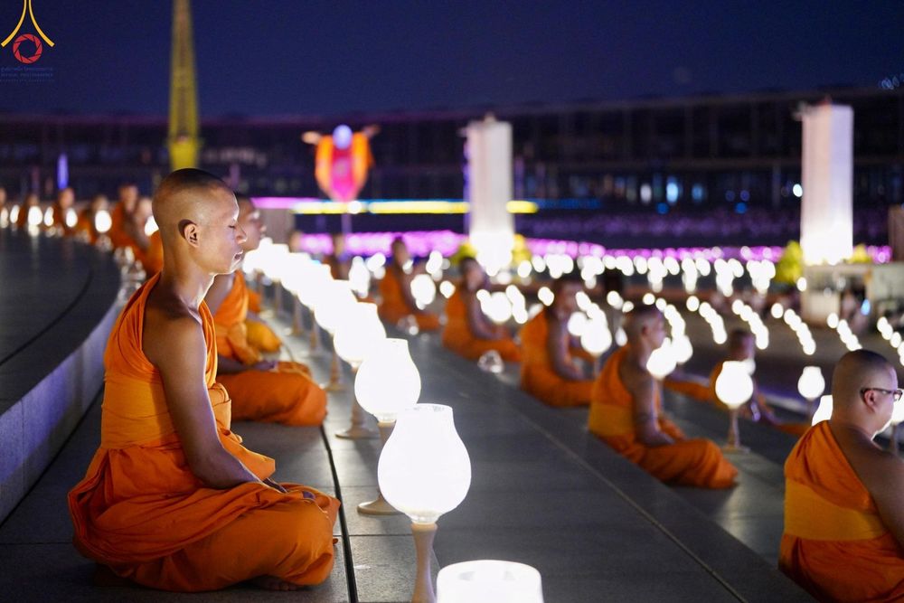 ภาพ No.137446:พิธีจุดวิสาขประทีป พิธีเวียนประทักษิณ ในวันวิสาขบูชา พุธที่ 22 พฤษภาคม พ.ศ. 2567 
