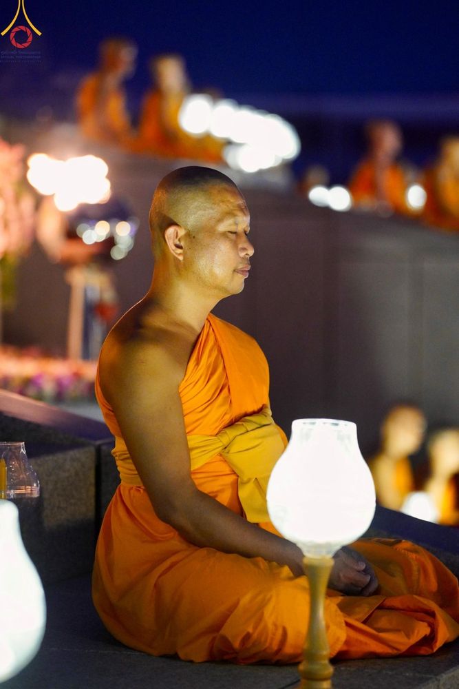 ภาพ No.137449:พิธีจุดวิสาขประทีป พิธีเวียนประทักษิณ ในวันวิสาขบูชา พุธที่ 22 พฤษภาคม พ.ศ. 2567 
