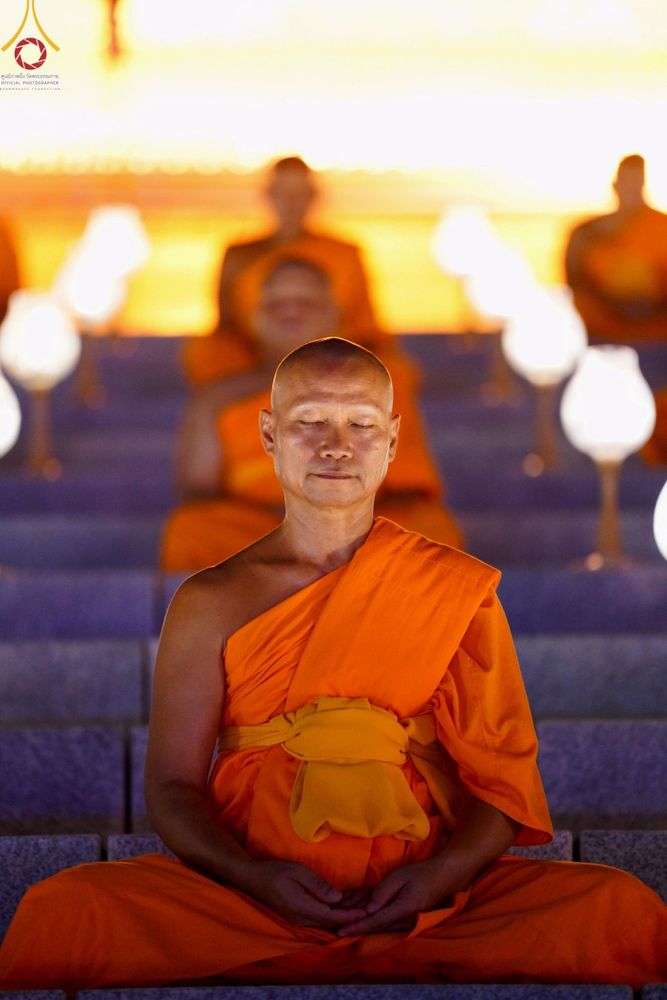 ภาพ No.137450:พิธีจุดวิสาขประทีป พิธีเวียนประทักษิณ ในวันวิสาขบูชา พุธที่ 22 พฤษภาคม พ.ศ. 2567 