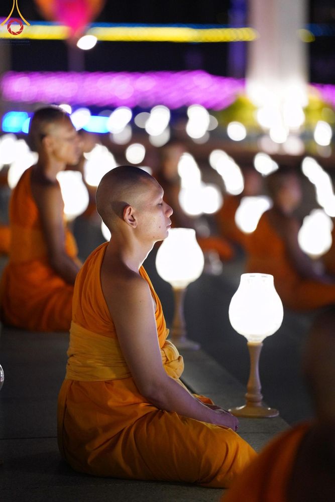ภาพ No.137452:พิธีจุดวิสาขประทีป พิธีเวียนประทักษิณ ในวันวิสาขบูชา พุธที่ 22 พฤษภาคม พ.ศ. 2567 