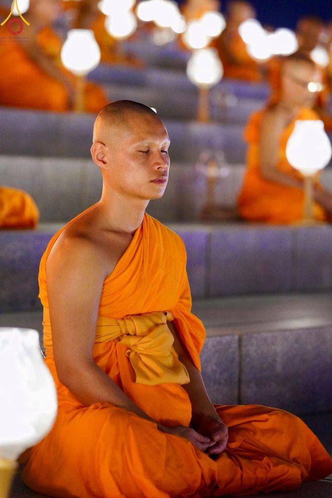 ภาพ No.137455:พิธีจุดวิสาขประทีป พิธีเวียนประทักษิณ ในวันวิสาขบูชา พุธที่ 22 พฤษภาคม พ.ศ. 2567 