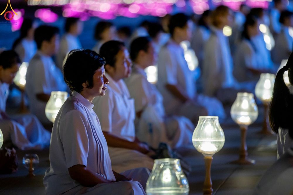 ภาพ No.137456:พิธีจุดวิสาขประทีป พิธีเวียนประทักษิณ ในวันวิสาขบูชา พุธที่ 22 พฤษภาคม พ.ศ. 2567 