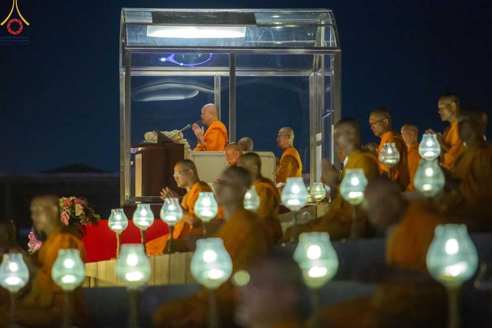 ภาพ No.137482:พิธีจุดวิสาขประทีป พิธีเวียนประทักษิณ ในวันวิสาขบูชา พุธที่ 22 พฤษภาคม พ.ศ. 2567 