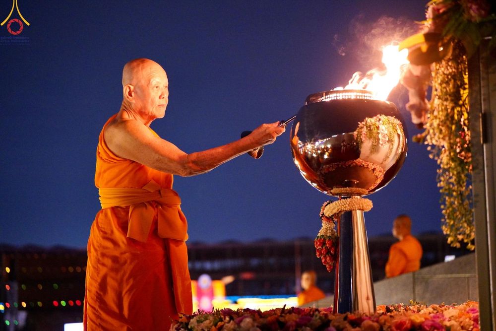ภาพ No.137488:พิธีจุดวิสาขประทีป พิธีเวียนประทักษิณ ในวันวิสาขบูชา พุธที่ 22 พฤษภาคม พ.ศ. 2567 