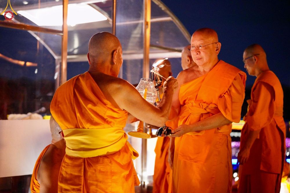 ภาพ No.137490:พิธีจุดวิสาขประทีป พิธีเวียนประทักษิณ ในวันวิสาขบูชา พุธที่ 22 พฤษภาคม พ.ศ. 2567 