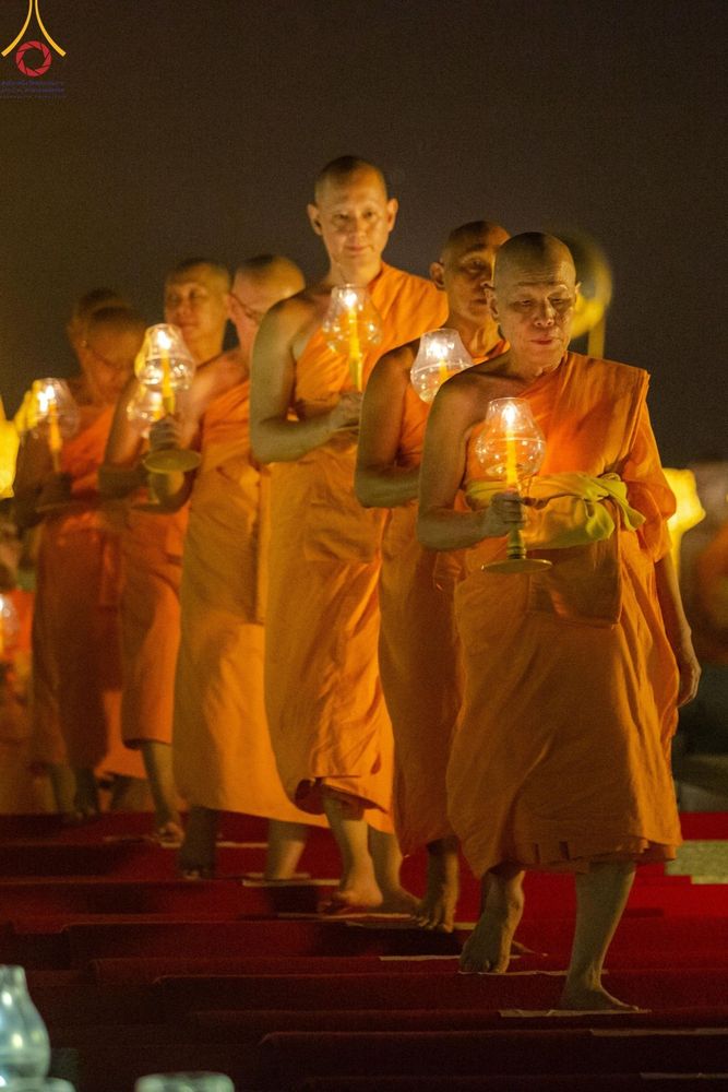 ภาพ No.137492:พิธีจุดวิสาขประทีป พิธีเวียนประทักษิณ ในวันวิสาขบูชา พุธที่ 22 พฤษภาคม พ.ศ. 2567 