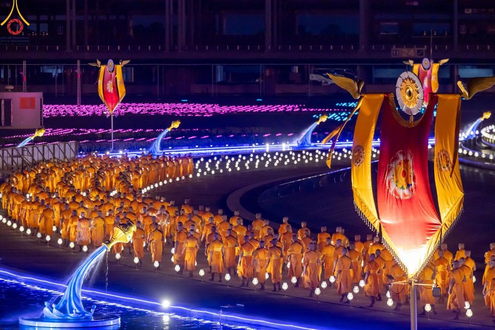 ภาพ No.137518:พิธีจุดวิสาขประทีป พิธีเวียนประทักษิณ ในวันวิสาขบูชา พุธที่ 22 พฤษภาคม พ.ศ. 2567 