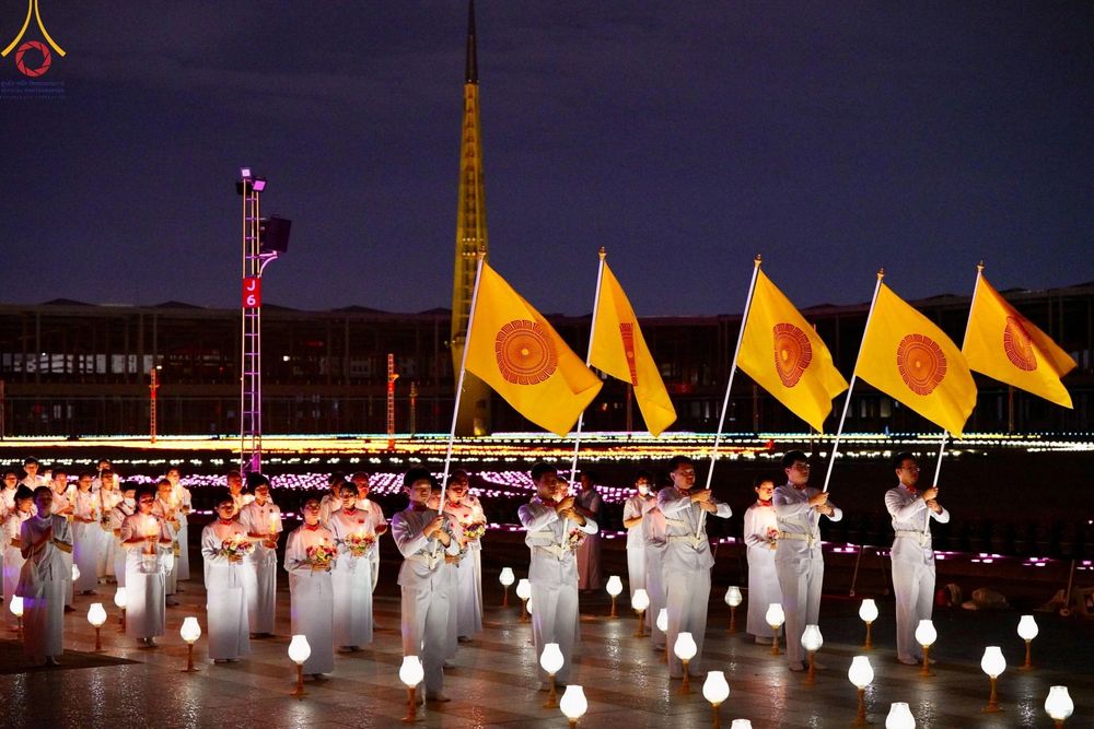 ภาพ No.137520:พิธีจุดวิสาขประทีป พิธีเวียนประทักษิณ ในวันวิสาขบูชา พุธที่ 22 พฤษภาคม พ.ศ. 2567 