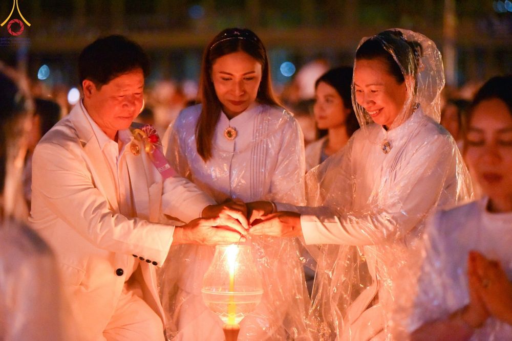 ภาพ No.137527:พิธีจุดวิสาขประทีป พิธีเวียนประทักษิณ ในวันวิสาขบูชา พุธที่ 22 พฤษภาคม พ.ศ. 2567 