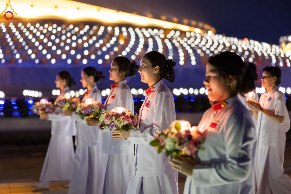 ภาพ No.137528:พิธีจุดวิสาขประทีป พิธีเวียนประทักษิณ ในวันวิสาขบูชา พุธที่ 22 พฤษภาคม พ.ศ. 2567 