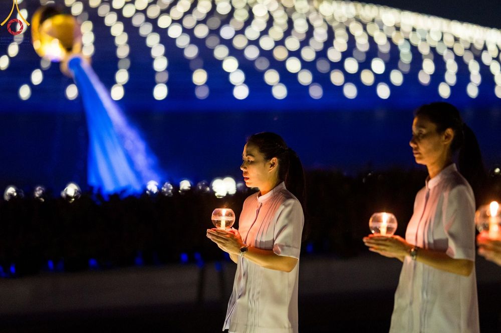 ภาพ No.137530:พิธีจุดวิสาขประทีป พิธีเวียนประทักษิณ ในวันวิสาขบูชา พุธที่ 22 พฤษภาคม พ.ศ. 2567 