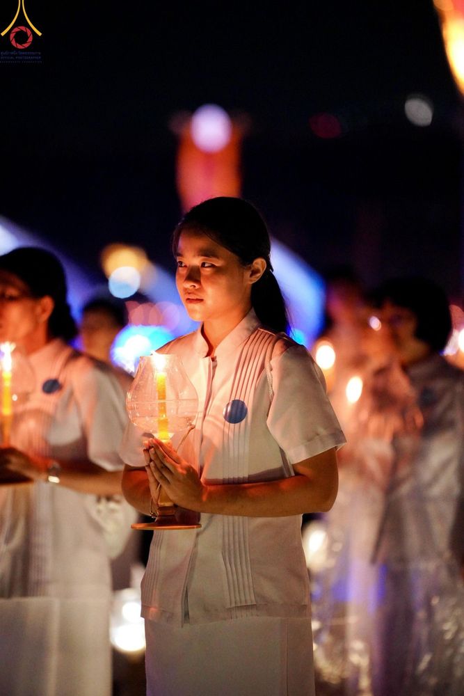 ภาพ No.137544:พิธีจุดวิสาขประทีป พิธีเวียนประทักษิณ ในวันวิสาขบูชา พุธที่ 22 พฤษภาคม พ.ศ. 2567 