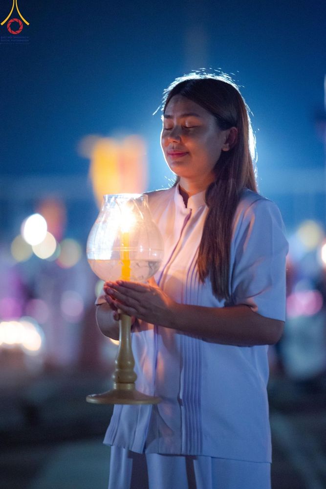 ภาพ No.137545:พิธีจุดวิสาขประทีป พิธีเวียนประทักษิณ ในวันวิสาขบูชา พุธที่ 22 พฤษภาคม พ.ศ. 2567 