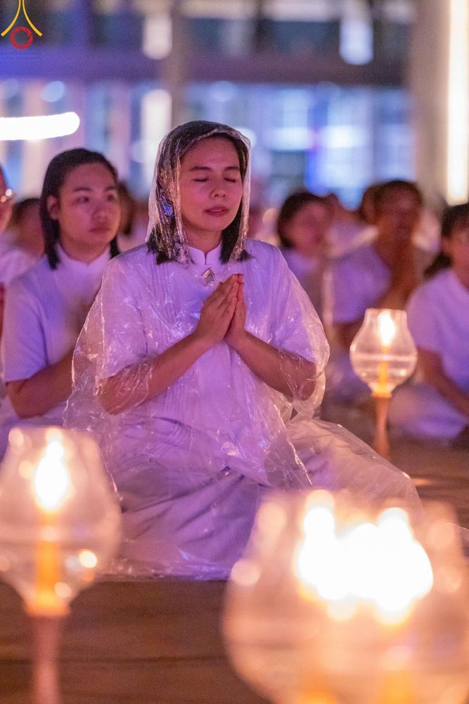 ภาพ No.137560:พิธีจุดวิสาขประทีป พิธีเวียนประทักษิณ ในวันวิสาขบูชา พุธที่ 22 พฤษภาคม พ.ศ. 2567 