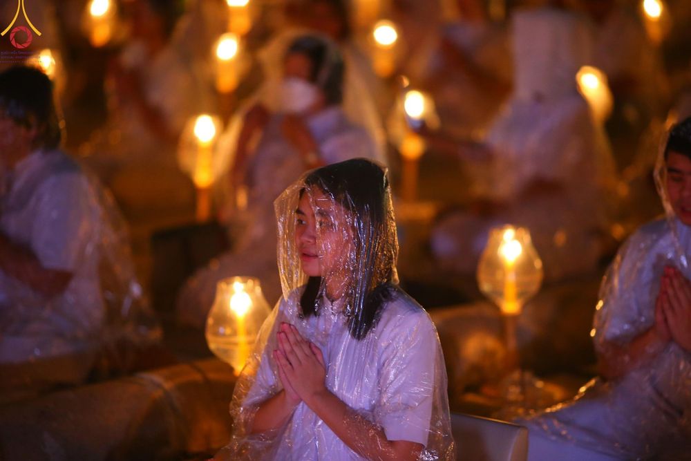 ภาพ No.137581:พิธีจุดวิสาขประทีป พิธีเวียนประทักษิณ ในวันวิสาขบูชา พุธที่ 22 พฤษภาคม พ.ศ. 2567 
