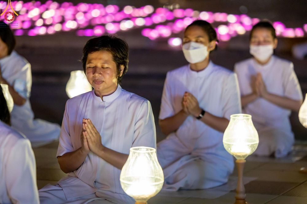 ภาพ No.137583:พิธีจุดวิสาขประทีป พิธีเวียนประทักษิณ ในวันวิสาขบูชา พุธที่ 22 พฤษภาคม พ.ศ. 2567 