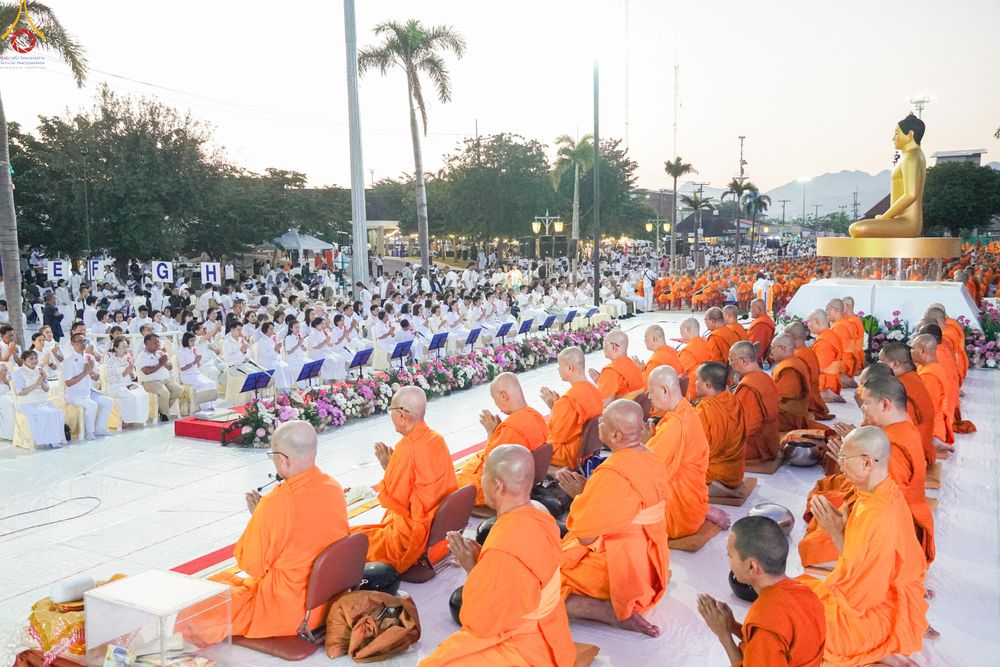 ภาพ No.282573:วันเสาร์ที่ 20 ธันวาคม พ.ศ.2568 พิธีตักบาตรพระ 10,000 รูป (ชุด 2) เนื่องในโอกาส 194 ปี จังหวัดกาญจนบุรี และอุทิศส่วนกุศลให้แด่บรรพชนทั้งหลาย บริเวณถนนสองแคว (Skywalk) เมืองกาญจนบุรี