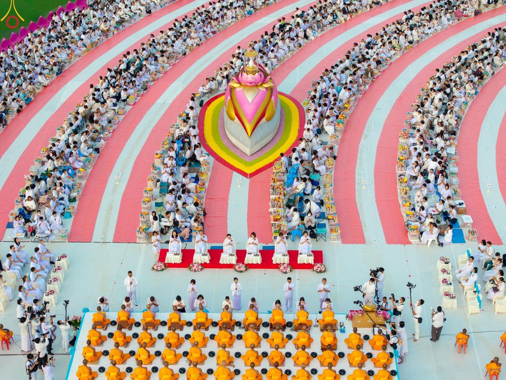 ภาพ No.302552:วันที่ 24 มกราคม พ.ศ. 2569 พิธีตักบาตรพระธรรมยาตรา ณ อนุสรณ์สถานลำดับที่ 5 สถานที่เผยแผ่วิชชาธรรมกายครั้งแรก อนุสรณ์สถานบางปลา วัดบางปลา อำเภอบางเลน จังหวัดนครปฐม ในโครงการธรรมยาตรา กตัญญูบูชา มหาปูชนียาจารย์ พระมงคลเทพมุนี(สด จนฺทสโร) พระผู้ปราบมาร อนุส