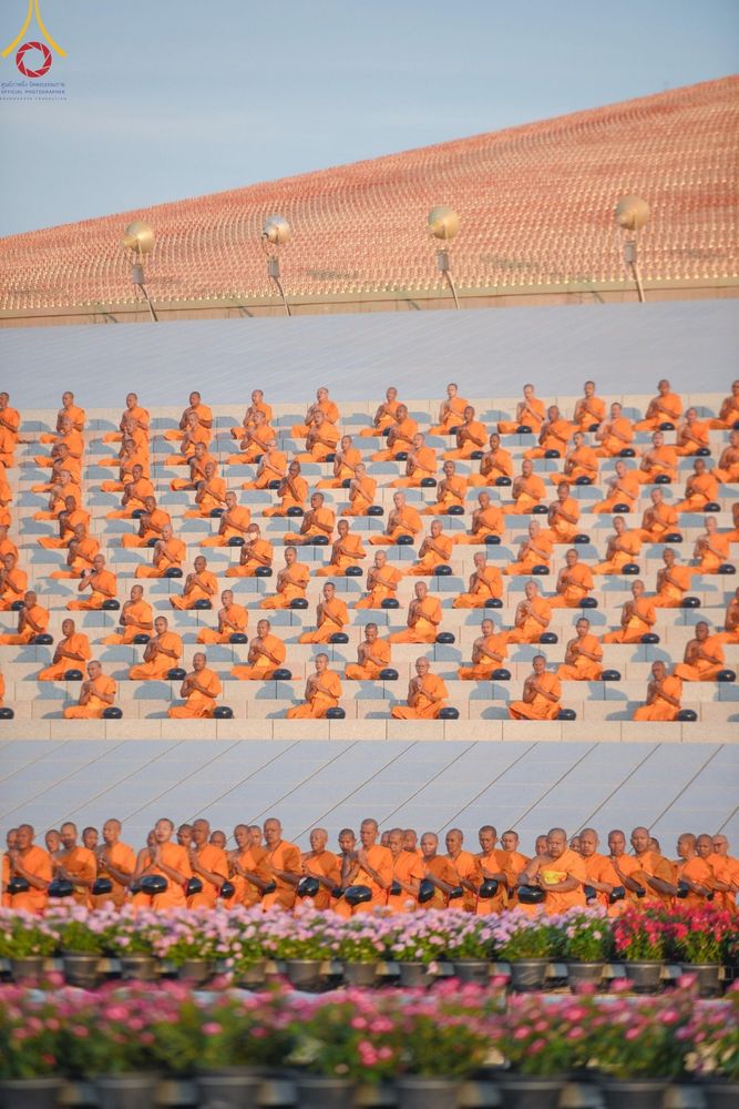 ภาพ No.188106:พิธีตักบาตรฉลองพระใหม่ ต้อนรับพุทธศักราช 2568 ณ ลานธรรมพระมหาธรรมกายเจดีย์ วัดพระธรรมกาย จ.ปทุมธานี วันที่ 1 มกราคม พ.ศ. 2568