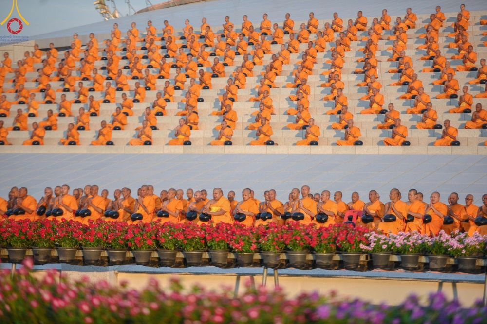 ภาพ No.188108:พิธีตักบาตรฉลองพระใหม่ ต้อนรับพุทธศักราช 2568 ณ ลานธรรมพระมหาธรรมกายเจดีย์ วัดพระธรรมกาย จ.ปทุมธานี วันที่ 1 มกราคม พ.ศ. 2568
