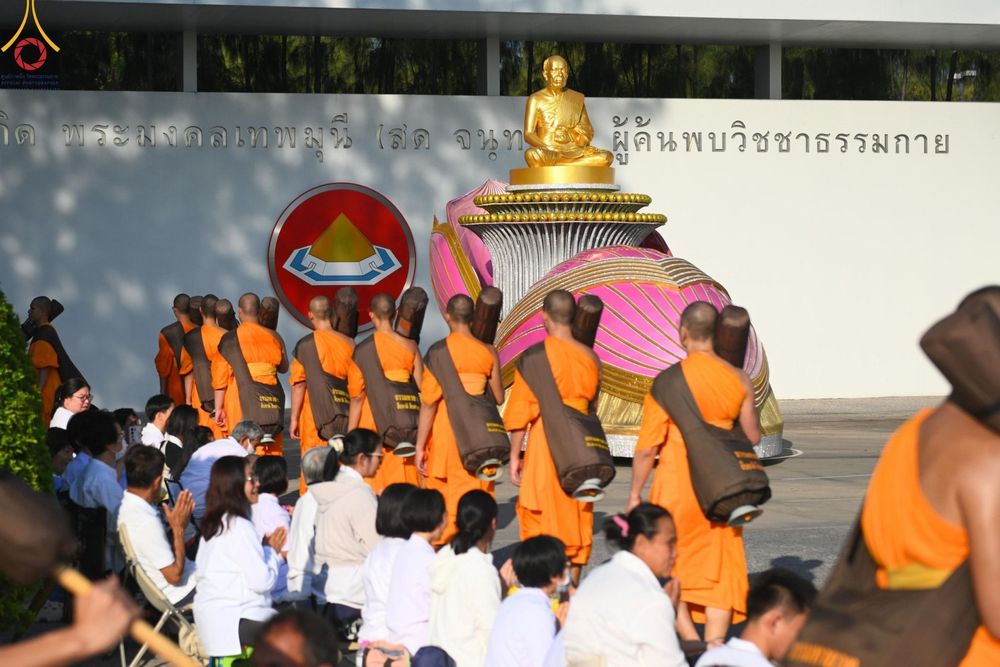 ภาพ No.188820:พิธีต้อนรับพระธรรมยาตรา ในโครงการธรรมยาตรา กตัญญูบูชา มหาปูชนียาจารย์ พระมงคลเทพมุนี(สด จนฺทสโร) พระผู้ปราบมาร อนุสรณ์สถาน 7 แห่ง ปีที่ 13 วันที่ 3 มกราคม พ.ศ. 2568 ณ อนุสรณ์สถานมหาวิหารพระมงคลเทพมุนี (โลตัสแลนด์) อ.สองพี่น้อง จ.สุพรรณบุรี