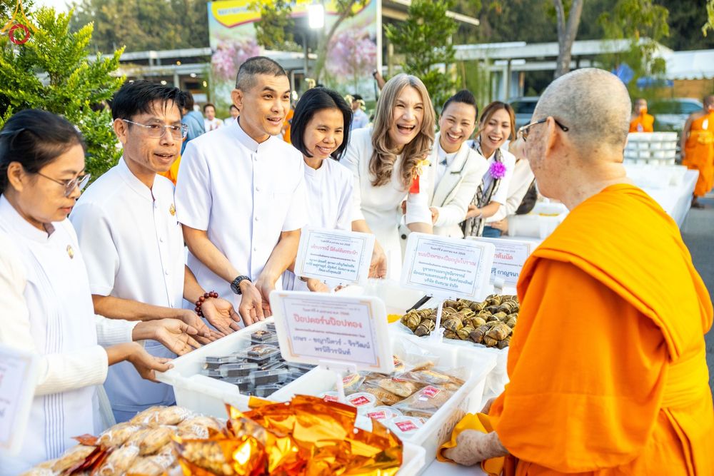 ภาพ No.188948:พิธีถวายภัตตาหารเป็นสังฆทาน แด่พระธรรมยาตรา ในโครงการธรรมยาตรา กตัญญูบูชา มหาปูชนียาจารย์ พระมงคลเทพมุนี(สด จนฺทสโร) พระผู้ปราบมาร ปีที่ 13 ณ อนุสรณ์สถานมหาวิหารพระมงคลเทพมุนี (โลตัสแลนด์) อ.สองพี่น้อง จ.สุพรรณบุรี วันที่ 4 มกราคม พ.ศ.2568