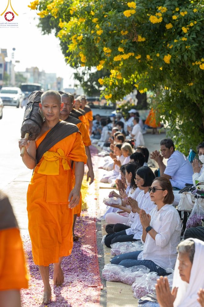 ภาพ No.189031:พิธีต้อนรับพระธรรมยาตรา ในโครงการธรรมยาตรา กตัญญูบูชา มหาปูชนียาจารย์ พระมงคลเทพมุนี(สด จนฺทสโร) พระผู้ปราบมาร อนุสรณ์สถาน 7 แห่ง ปีที่ 13 วันที่ 3 มกราคม พ.ศ. 2568 ณ อนุสรณ์สถานมหาวิหารพระมงคลเทพมุนี (โลตัสแลนด์) อ.สองพี่น้อง จ.สุพรรณบุรี