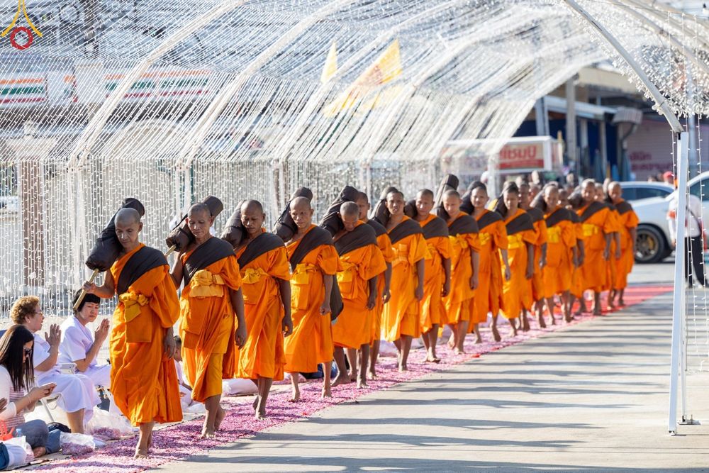 ภาพ No.189053:พิธีต้อนรับพระธรรมยาตรา ในโครงการธรรมยาตรา กตัญญูบูชา มหาปูชนียาจารย์ พระมงคลเทพมุนี(สด จนฺทสโร) พระผู้ปราบมาร อนุสรณ์สถาน 7 แห่ง ปีที่ 13 วันที่ 3 มกราคม พ.ศ. 2568 ณ อนุสรณ์สถานมหาวิหารพระมงคลเทพมุนี (โลตัสแลนด์) อ.สองพี่น้อง จ.สุพรรณบุรี