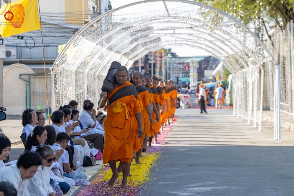 ภาพ No.189066:พิธีต้อนรับพระธรรมยาตรา ในโครงการธรรมยาตรา กตัญญูบูชา มหาปูชนียาจารย์ พระมงคลเทพมุนี(สด จนฺทสโร) พระผู้ปราบมาร อนุสรณ์สถาน 7 แห่ง ปีที่ 13 วันที่ 3 มกราคม พ.ศ. 2568 ณ อนุสรณ์สถานมหาวิหารพระมงคลเทพมุนี (โลตัสแลนด์) อ.สองพี่น้อง จ.สุพรรณบุรี