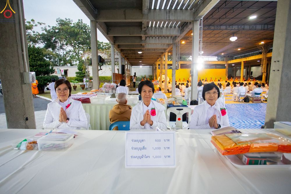 ภาพ No.189442:พิธีถวายภัตตาหารเป็นสังฆทาน แด่พระธรรมยาตรา ในโครงการธรรมยาตรา กตัญญูบูชา มหาปูชนียาจารย์ พระมงคลเทพมุนี(สด จนฺทสโร) พระผู้ปราบมาร อนุสรณ์สถาน 7 แห่ง ปีที่ 13 ณ อนุสรณ์สถานมหาวิหารพระมงคลเทพมุนี (โลตัสแลนด์) อ.สองพี่น้อง จ.สุพรรณบุรี วันที่ 5 มกราคม 2568