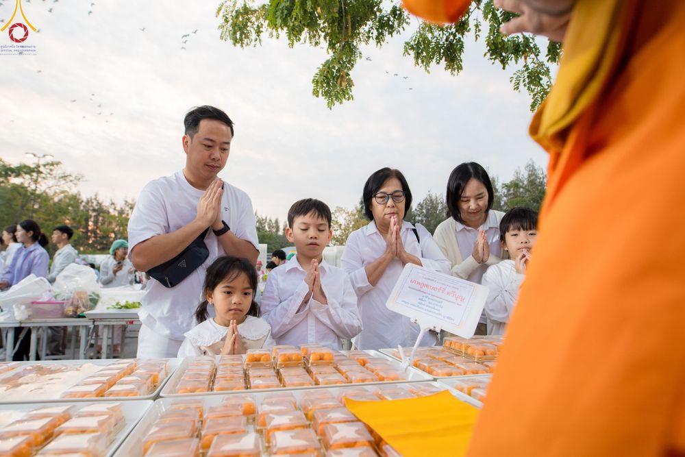 ภาพ No.189456:พิธีถวายภัตตาหารเป็นสังฆทาน แด่พระธรรมยาตรา ในโครงการธรรมยาตรา กตัญญูบูชา มหาปูชนียาจารย์ พระมงคลเทพมุนี(สด จนฺทสโร) พระผู้ปราบมาร อนุสรณ์สถาน 7 แห่ง ปีที่ 13 ณ อนุสรณ์สถานมหาวิหารพระมงคลเทพมุนี (โลตัสแลนด์) อ.สองพี่น้อง จ.สุพรรณบุรี วันที่ 5 มกราคม 2568