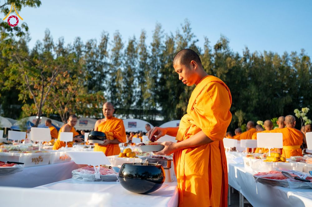 ภาพ No.189514:พิธีถวายภัตตาหารเป็นสังฆทาน แด่พระธรรมยาตรา ในโครงการธรรมยาตรา กตัญญูบูชา มหาปูชนียาจารย์ พระมงคลเทพมุนี(สด จนฺทสโร) พระผู้ปราบมาร อนุสรณ์สถาน 7 แห่ง ปีที่ 13 ณ อนุสรณ์สถานมหาวิหารพระมงคลเทพมุนี (โลตัสแลนด์) อ.สองพี่น้อง จ.สุพรรณบุรี วันที่ 5 มกราคม 2568