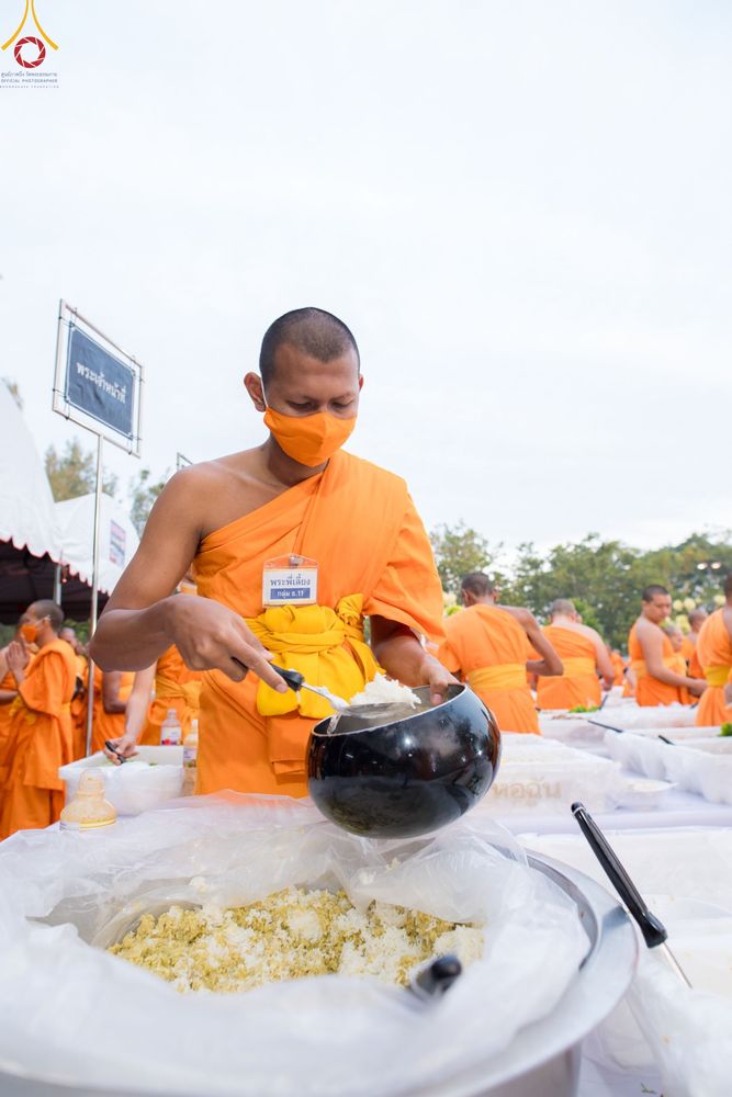 ภาพ No.189516:พิธีถวายภัตตาหารเป็นสังฆทาน แด่พระธรรมยาตรา ในโครงการธรรมยาตรา กตัญญูบูชา มหาปูชนียาจารย์ พระมงคลเทพมุนี(สด จนฺทสโร) พระผู้ปราบมาร อนุสรณ์สถาน 7 แห่ง ปีที่ 13 ณ อนุสรณ์สถานมหาวิหารพระมงคลเทพมุนี (โลตัสแลนด์) อ.สองพี่น้อง จ.สุพรรณบุรี วันที่ 5 มกราคม 2568