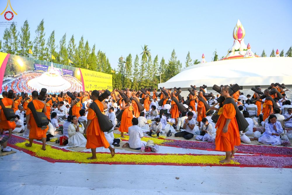 ภาพ No.190620:พิธีต้อนรับพระธรรมยาตรา ณ อนุสรณ์สถาน สถานที่ตั้งมโนปณิธานบวชตลอดชีวิต อนุสรณ์สถานคลองบางนางแท่น อ.สามพราน จ.นครปฐม ในโครงการธรรมยาตรา กตัญญูบูชา มหาปูชนียาจารย์ พระมงคลเทพมุนี(สด จนฺทสโร) พระผู้ปราบมาร อนุสรณ์สถาน 7 แห่ง ปีที่ 13 วันที่ 7 ม.ค.2568