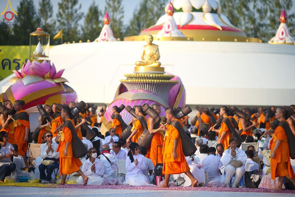 ภาพ No.190622:พิธีต้อนรับพระธรรมยาตรา ณ อนุสรณ์สถาน สถานที่ตั้งมโนปณิธานบวชตลอดชีวิต อนุสรณ์สถานคลองบางนางแท่น อ.สามพราน จ.นครปฐม ในโครงการธรรมยาตรา กตัญญูบูชา มหาปูชนียาจารย์ พระมงคลเทพมุนี(สด จนฺทสโร) พระผู้ปราบมาร อนุสรณ์สถาน 7 แห่ง ปีที่ 13 วันที่ 7 ม.ค.2568