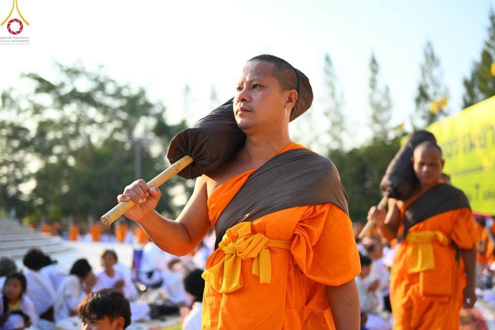 ภาพ No.190628:พิธีต้อนรับพระธรรมยาตรา ณ อนุสรณ์สถาน สถานที่ตั้งมโนปณิธานบวชตลอดชีวิต อนุสรณ์สถานคลองบางนางแท่น อ.สามพราน จ.นครปฐม ในโครงการธรรมยาตรา กตัญญูบูชา มหาปูชนียาจารย์ พระมงคลเทพมุนี(สด จนฺทสโร) พระผู้ปราบมาร อนุสรณ์สถาน 7 แห่ง ปีที่ 13 วันที่ 7 ม.ค.2568