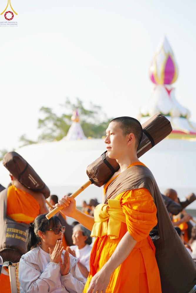 ภาพ No.190634:พิธีต้อนรับพระธรรมยาตรา ณ อนุสรณ์สถาน สถานที่ตั้งมโนปณิธานบวชตลอดชีวิต อนุสรณ์สถานคลองบางนางแท่น อ.สามพราน จ.นครปฐม ในโครงการธรรมยาตรา กตัญญูบูชา มหาปูชนียาจารย์ พระมงคลเทพมุนี(สด จนฺทสโร) พระผู้ปราบมาร อนุสรณ์สถาน 7 แห่ง ปีที่ 13 วันที่ 7 ม.ค.2568