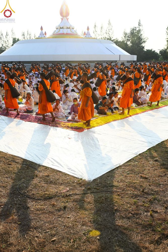 ภาพ No.190637:พิธีต้อนรับพระธรรมยาตรา ณ อนุสรณ์สถาน สถานที่ตั้งมโนปณิธานบวชตลอดชีวิต อนุสรณ์สถานคลองบางนางแท่น อ.สามพราน จ.นครปฐม ในโครงการธรรมยาตรา กตัญญูบูชา มหาปูชนียาจารย์ พระมงคลเทพมุนี(สด จนฺทสโร) พระผู้ปราบมาร อนุสรณ์สถาน 7 แห่ง ปีที่ 13 วันที่ 7 ม.ค.2568