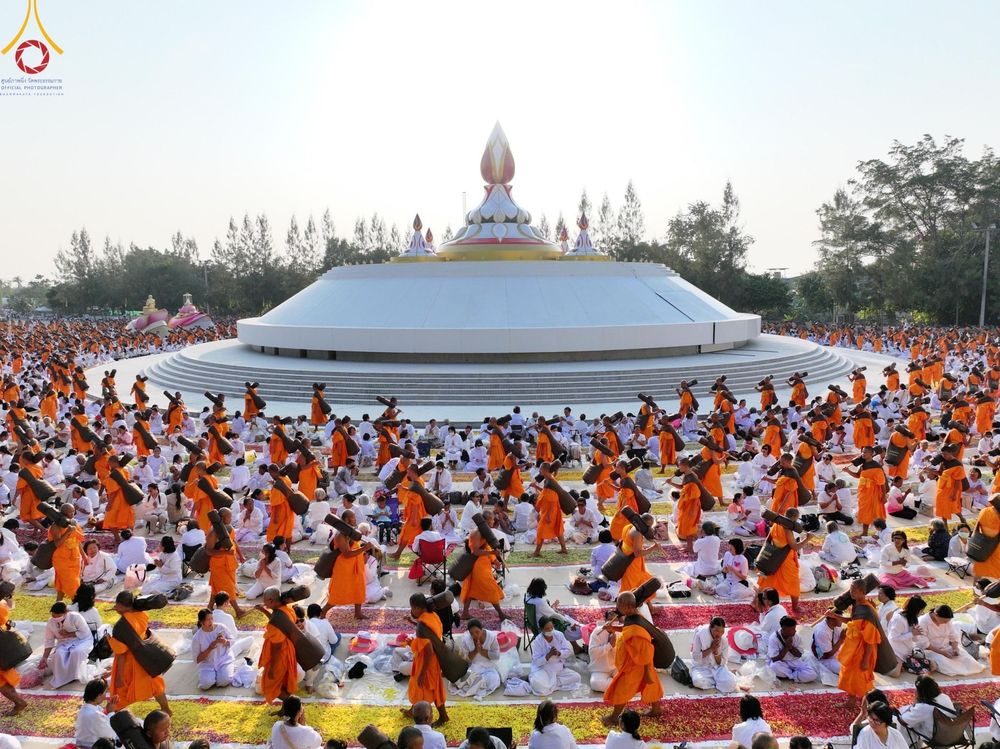 ภาพ No.190641:พิธีต้อนรับพระธรรมยาตรา ณ อนุสรณ์สถาน สถานที่ตั้งมโนปณิธานบวชตลอดชีวิต อนุสรณ์สถานคลองบางนางแท่น อ.สามพราน จ.นครปฐม ในโครงการธรรมยาตรา กตัญญูบูชา มหาปูชนียาจารย์ พระมงคลเทพมุนี(สด จนฺทสโร) พระผู้ปราบมาร อนุสรณ์สถาน 7 แห่ง ปีที่ 13 วันที่ 7 ม.ค.2568