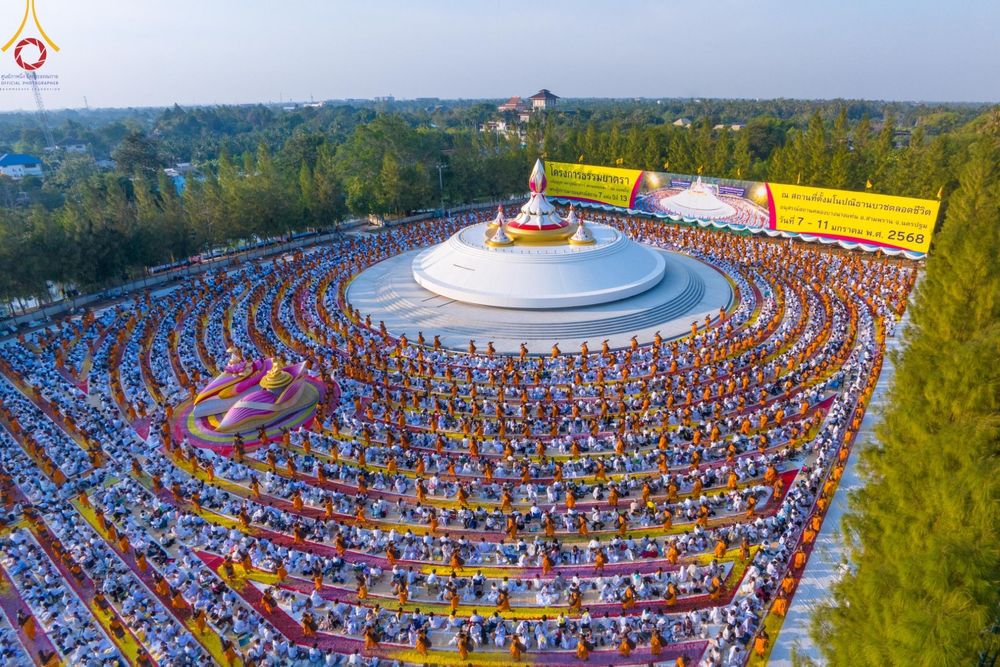 ภาพ No.190652:พิธีต้อนรับพระธรรมยาตรา ณ อนุสรณ์สถาน สถานที่ตั้งมโนปณิธานบวชตลอดชีวิต อนุสรณ์สถานคลองบางนางแท่น อ.สามพราน จ.นครปฐม ในโครงการธรรมยาตรา กตัญญูบูชา มหาปูชนียาจารย์ พระมงคลเทพมุนี(สด จนฺทสโร) พระผู้ปราบมาร อนุสรณ์สถาน 7 แห่ง ปีที่ 13 วันที่ 7 ม.ค.2568