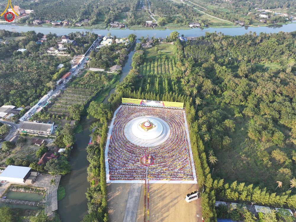 ภาพ No.190658:พิธีต้อนรับพระธรรมยาตรา ณ อนุสรณ์สถาน สถานที่ตั้งมโนปณิธานบวชตลอดชีวิต อนุสรณ์สถานคลองบางนางแท่น อ.สามพราน จ.นครปฐม ในโครงการธรรมยาตรา กตัญญูบูชา มหาปูชนียาจารย์ พระมงคลเทพมุนี(สด จนฺทสโร) พระผู้ปราบมาร อนุสรณ์สถาน 7 แห่ง ปีที่ 13 วันที่ 7 ม.ค.2568