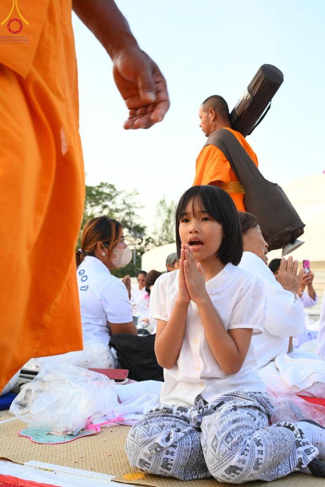 ภาพ No.190694:พิธีต้อนรับพระธรรมยาตรา ณ อนุสรณ์สถาน สถานที่ตั้งมโนปณิธานบวชตลอดชีวิต อนุสรณ์สถานคลองบางนางแท่น อ.สามพราน จ.นครปฐม ในโครงการธรรมยาตรา กตัญญูบูชา มหาปูชนียาจารย์ พระมงคลเทพมุนี(สด จนฺทสโร) พระผู้ปราบมาร อนุสรณ์สถาน 7 แห่ง ปีที่ 13 วันที่ 7 ม.ค.2568