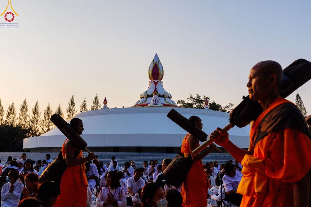 ภาพ No.190700:พิธีต้อนรับพระธรรมยาตรา ณ อนุสรณ์สถาน สถานที่ตั้งมโนปณิธานบวชตลอดชีวิต อนุสรณ์สถานคลองบางนางแท่น อ.สามพราน จ.นครปฐม ในโครงการธรรมยาตรา กตัญญูบูชา มหาปูชนียาจารย์ พระมงคลเทพมุนี(สด จนฺทสโร) พระผู้ปราบมาร อนุสรณ์สถาน 7 แห่ง ปีที่ 13 วันที่ 7 ม.ค.2568
