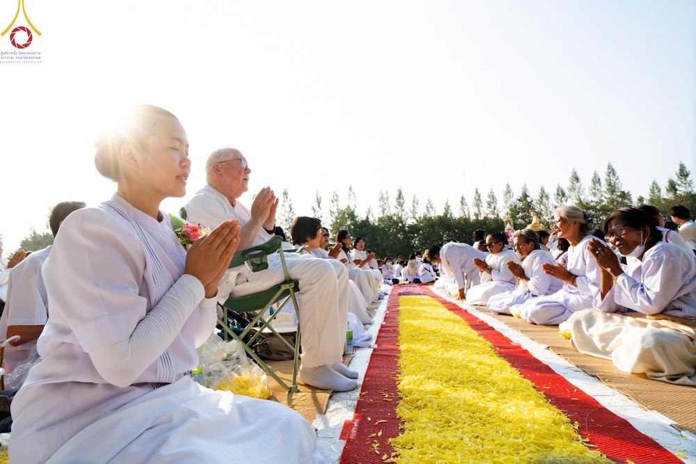 ภาพ No.190741:พิธีต้อนรับพระธรรมยาตรา ณ อนุสรณ์สถาน สถานที่ตั้งมโนปณิธานบวชตลอดชีวิต อนุสรณ์สถานคลองบางนางแท่น อ.สามพราน จ.นครปฐม ในโครงการธรรมยาตรา กตัญญูบูชา มหาปูชนียาจารย์ พระมงคลเทพมุนี(สด จนฺทสโร) พระผู้ปราบมาร อนุสรณ์สถาน 7 แห่ง ปีที่ 13 วันที่ 7 ม.ค.2568