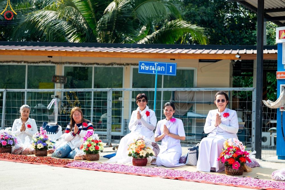 ภาพ No.190747:พิธีต้อนรับพระธรรมยาตรา ณ อนุสรณ์สถาน สถานที่ตั้งมโนปณิธานบวชตลอดชีวิต อนุสรณ์สถานคลองบางนางแท่น อ.สามพราน จ.นครปฐม ในโครงการธรรมยาตรา กตัญญูบูชา มหาปูชนียาจารย์ พระมงคลเทพมุนี(สด จนฺทสโร) พระผู้ปราบมาร อนุสรณ์สถาน 7 แห่ง ปีที่ 13 วันที่ 7 ม.ค.2568