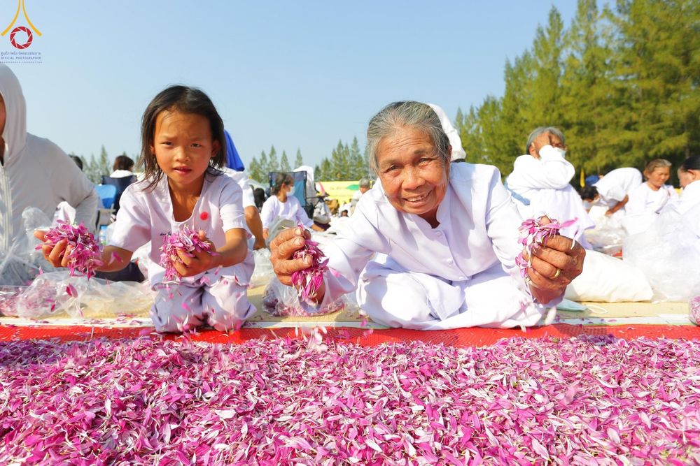 ภาพ No.190748:พิธีต้อนรับพระธรรมยาตรา ณ อนุสรณ์สถาน สถานที่ตั้งมโนปณิธานบวชตลอดชีวิต อนุสรณ์สถานคลองบางนางแท่น อ.สามพราน จ.นครปฐม ในโครงการธรรมยาตรา กตัญญูบูชา มหาปูชนียาจารย์ พระมงคลเทพมุนี(สด จนฺทสโร) พระผู้ปราบมาร อนุสรณ์สถาน 7 แห่ง ปีที่ 13 วันที่ 7 ม.ค.2568